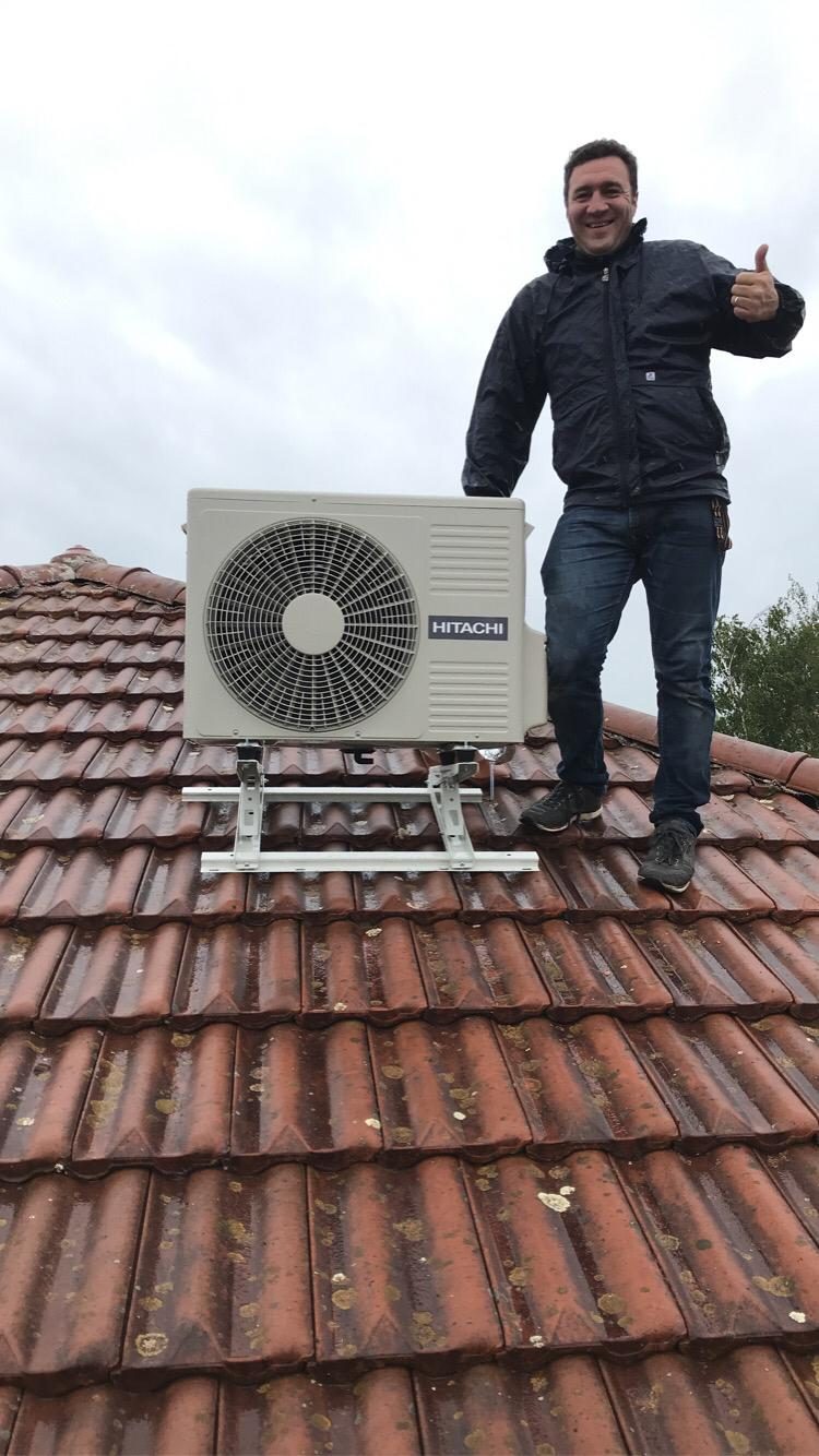 Mathieu Maurin, fondateur Easy Calo, sur un chantier d'installation de pompe à chaleur à Rignieux-le-Franc